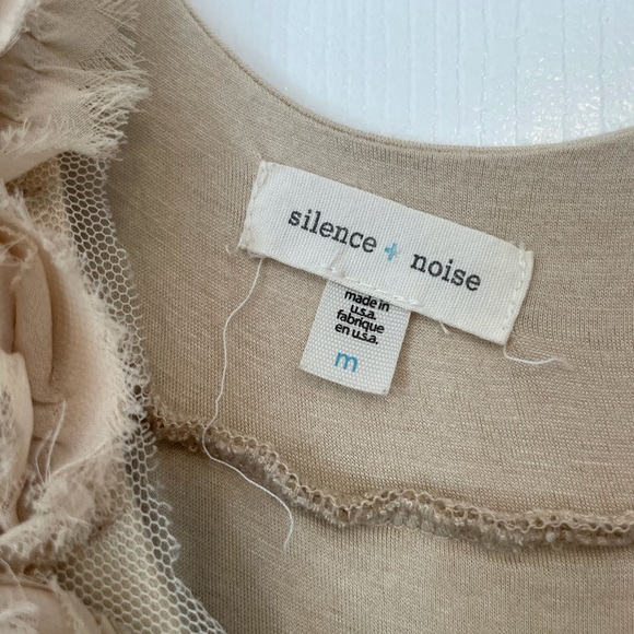 • silence + noise urban outfitters beige rosette embroidered top • - Picture 3 of 3